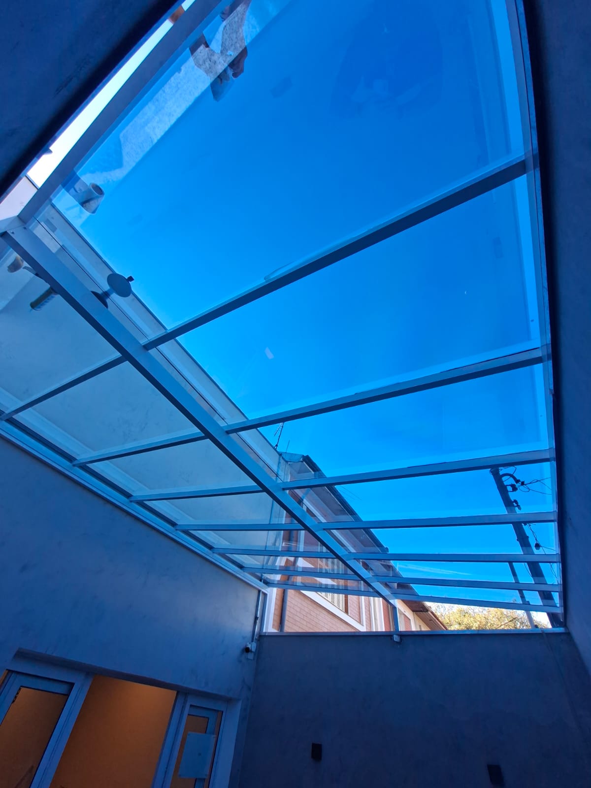 Cobertura transparente em estrutura metálica
