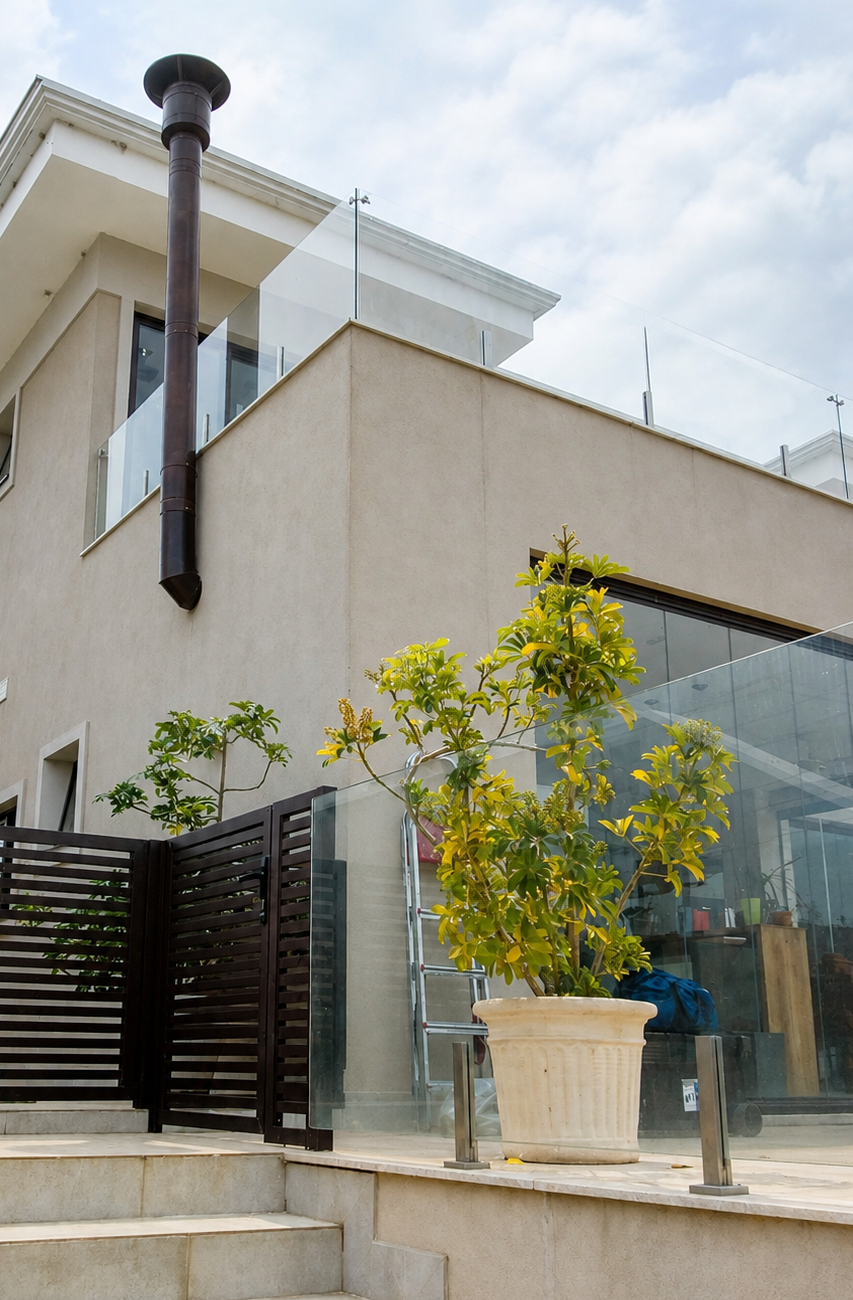 Guarda-corpo de vidro instalado em área externa residencial